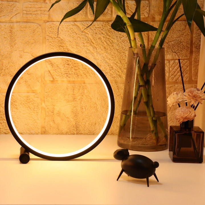 Minimalistyczna aluminiowa lampa stołowa LED, okrągły design. Energooszczędne oświetlenie do biura.