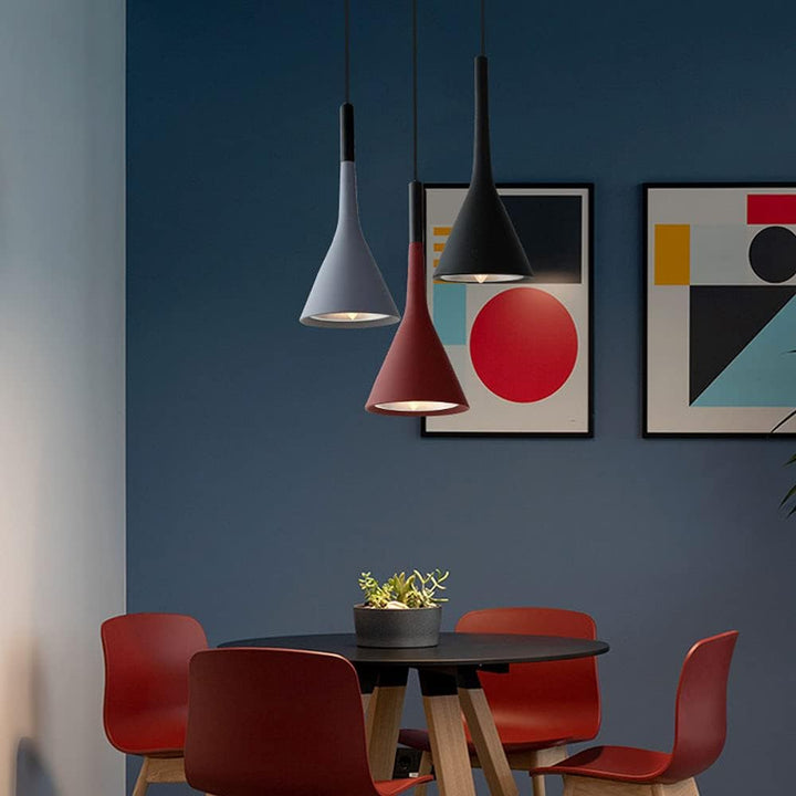 Designerska lampa sufitowa LED, minimalistyczny akcent dla stylowego pomieszczenia.
