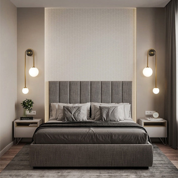 Złota lampa ścienna Nordic z białym kloszem. Nowoczesny design, oświetlenie do sypialni i przedpokoju.
