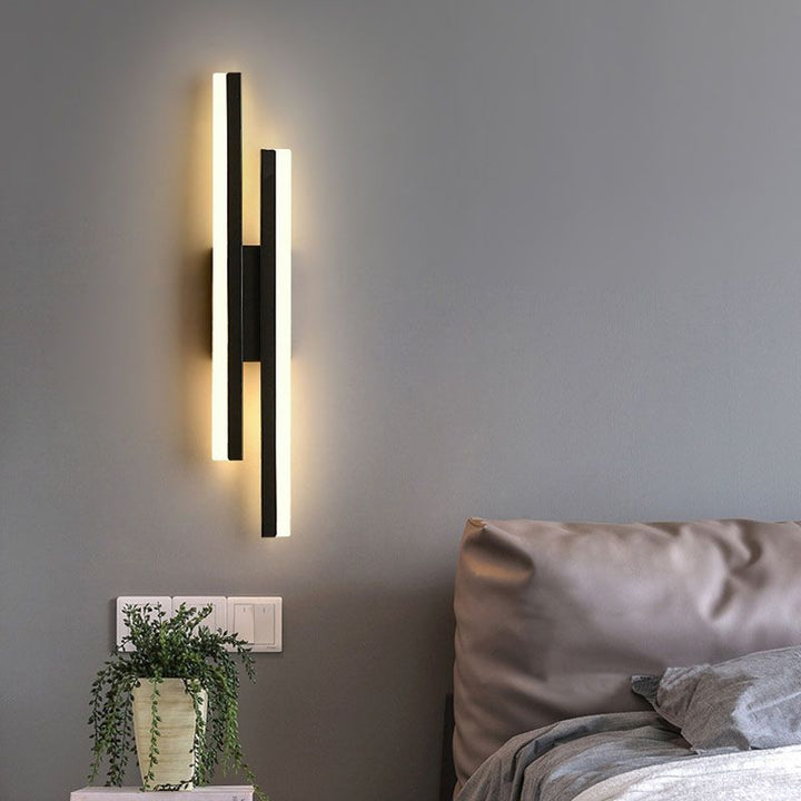 Złota lampa ścienna LED, oświetlenie dekoracyjne z regulacją barwy do sypialni i przedpokoju.