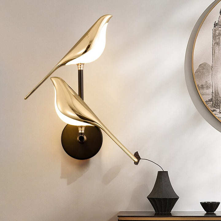 Złota lampa ścienna LED z ptakami, nowoczesny kinkiet. Eleganckie oświetlenie dekoracyjne wnętrz.