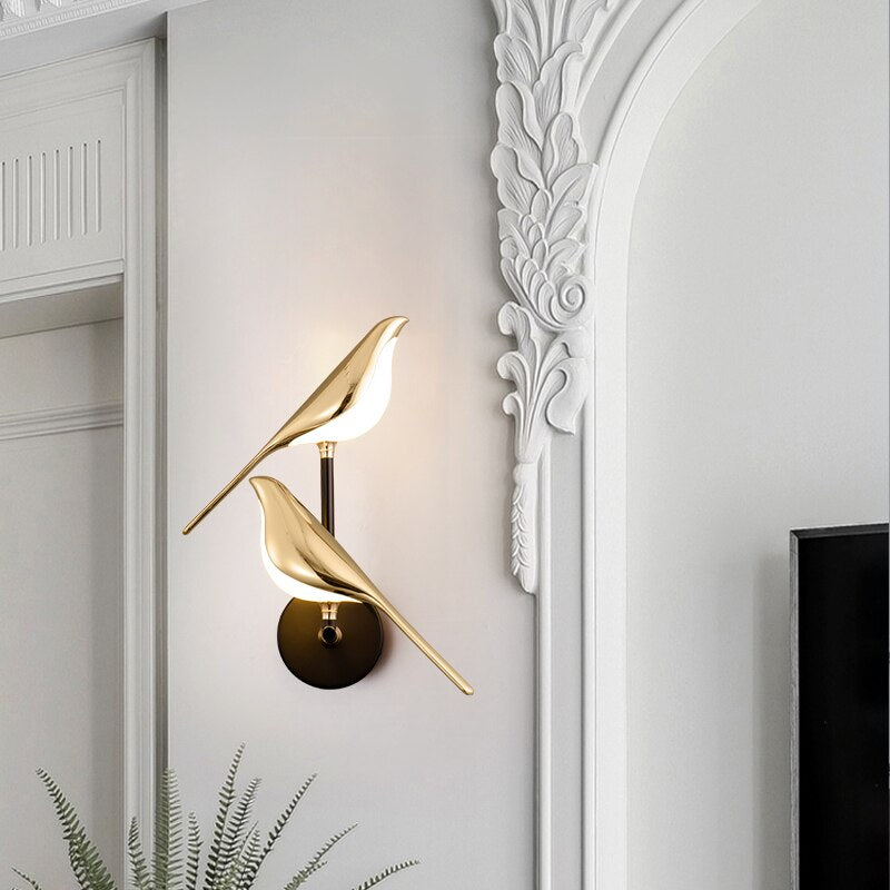 Energooszczędna lampa ścienna LED z ptakami do salonu i sypialni. Nowoczesna złota dekoracja.