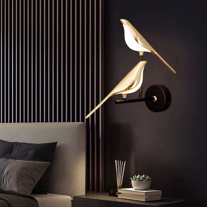 Lampa ścienna LED z ptakami, złota. Designerskie i nowoczesne oświetlenie wnętrz, kinkiet.
