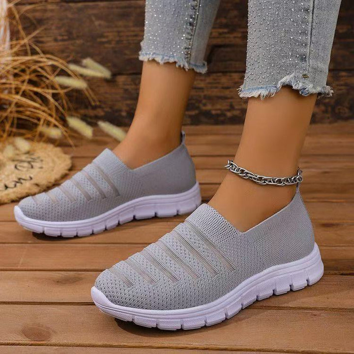 Damskie sneakersy wsuwane na stopie, prezentujące lekkość i dopasowanie, idealne do miejskiego stylu na lato.
