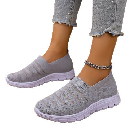 Profil damskich sneakersów wsuwanych z białą, lekką podeszwą, wygoda na co dzień, sportowy styl.