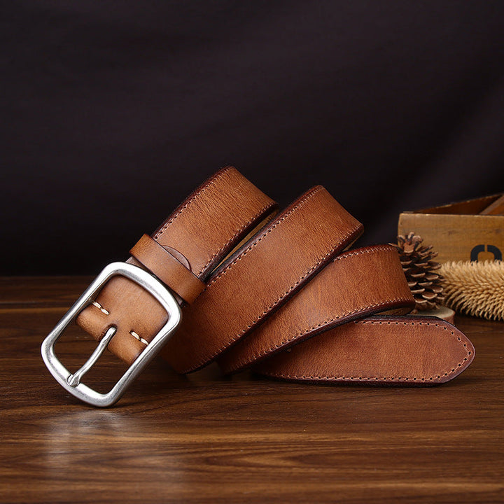 Klamra klasycznego męskiego paska do jeansów w stylu vintage. Solidny i elegancki detal.