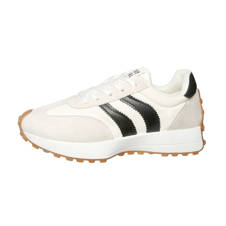 Detal: profilowana podeszwa damskich sneakersów retro. Wygodne obuwie sportowe, styl miejski.
