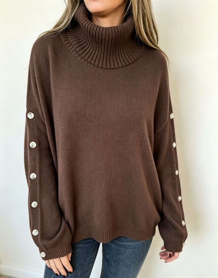 Nowoczesny sweter damski oversize z golfem, modne guziki, długi rękaw, styl jesień-zima.