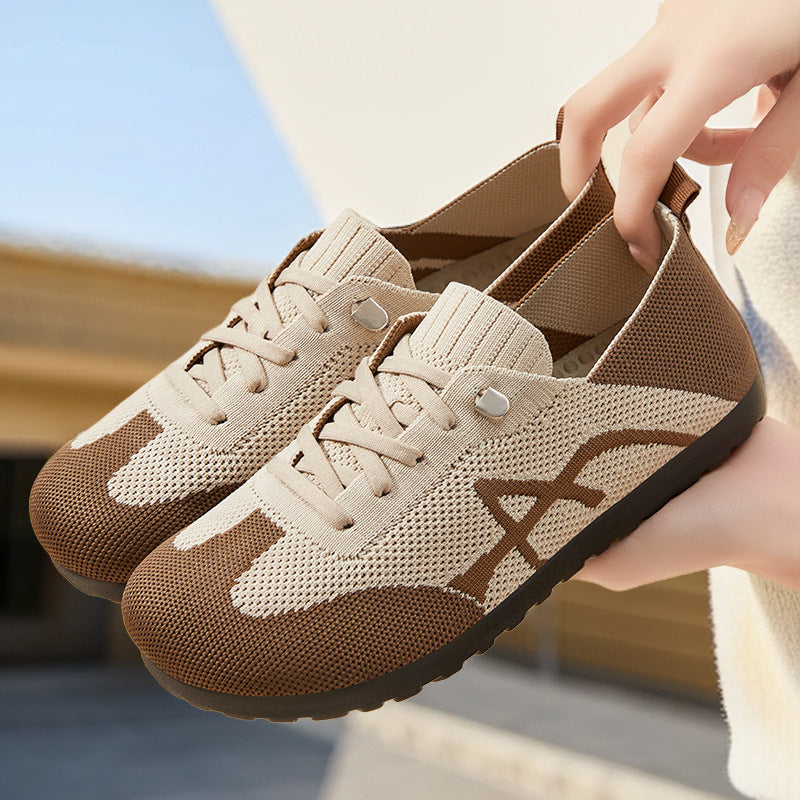Czarne damskie sneakersy wsuwane z elastyczną cholewką. Wygodne i lekkie obuwie na co dzień.