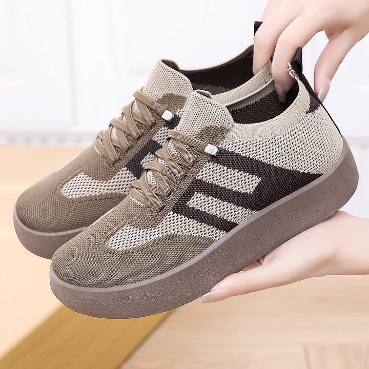Szczegół materiału wsuwanych sneakersów na platformie. Wysoka jakość, komfort noszenia i trwałość.
