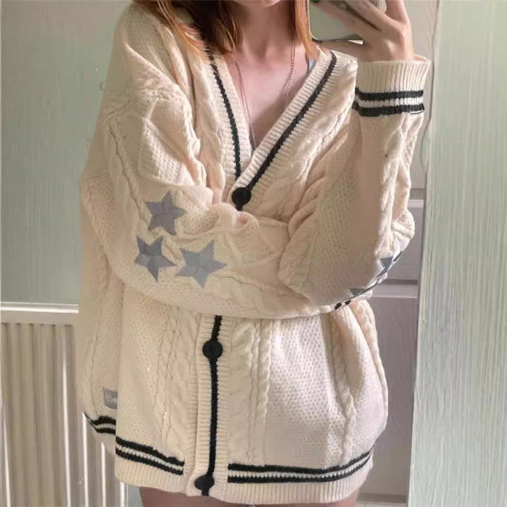 Damski kardigan oversize z modnymi gwiazdami, idealny na casualowe stylizacje jesienne.