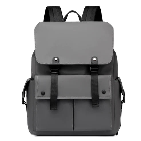 Zbliżenie na pikowany, wodoodporny materiał plecaka na laptopa 15 cali. Trwałość i elegancki design.