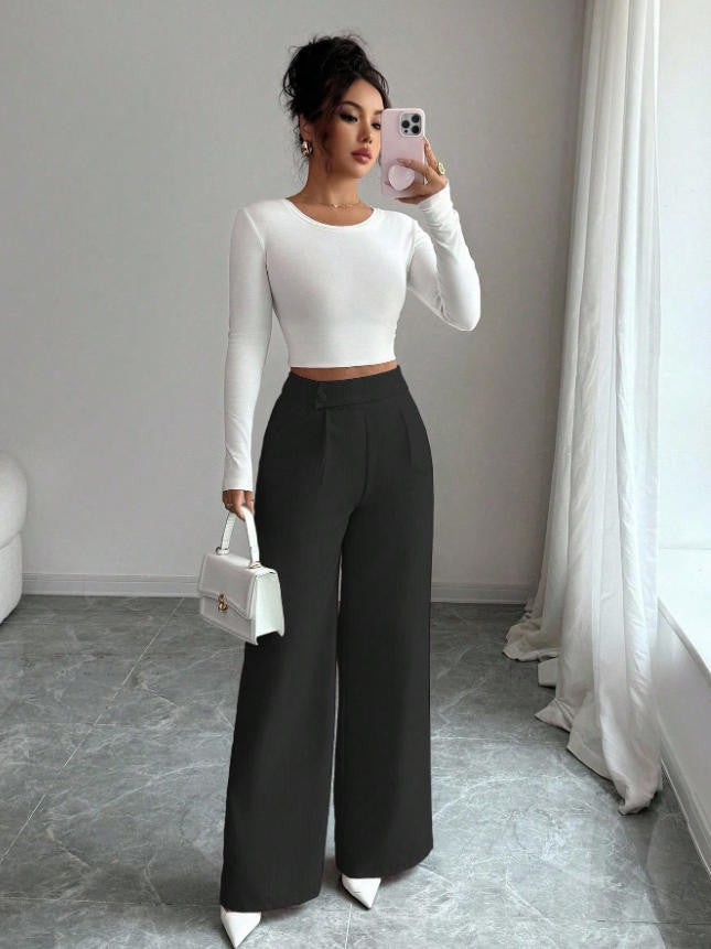 Trendy spodnie damskie z szeroką nogawką, wysokim stanem i guzikami. Łączą elegancję z miejskim casualem.