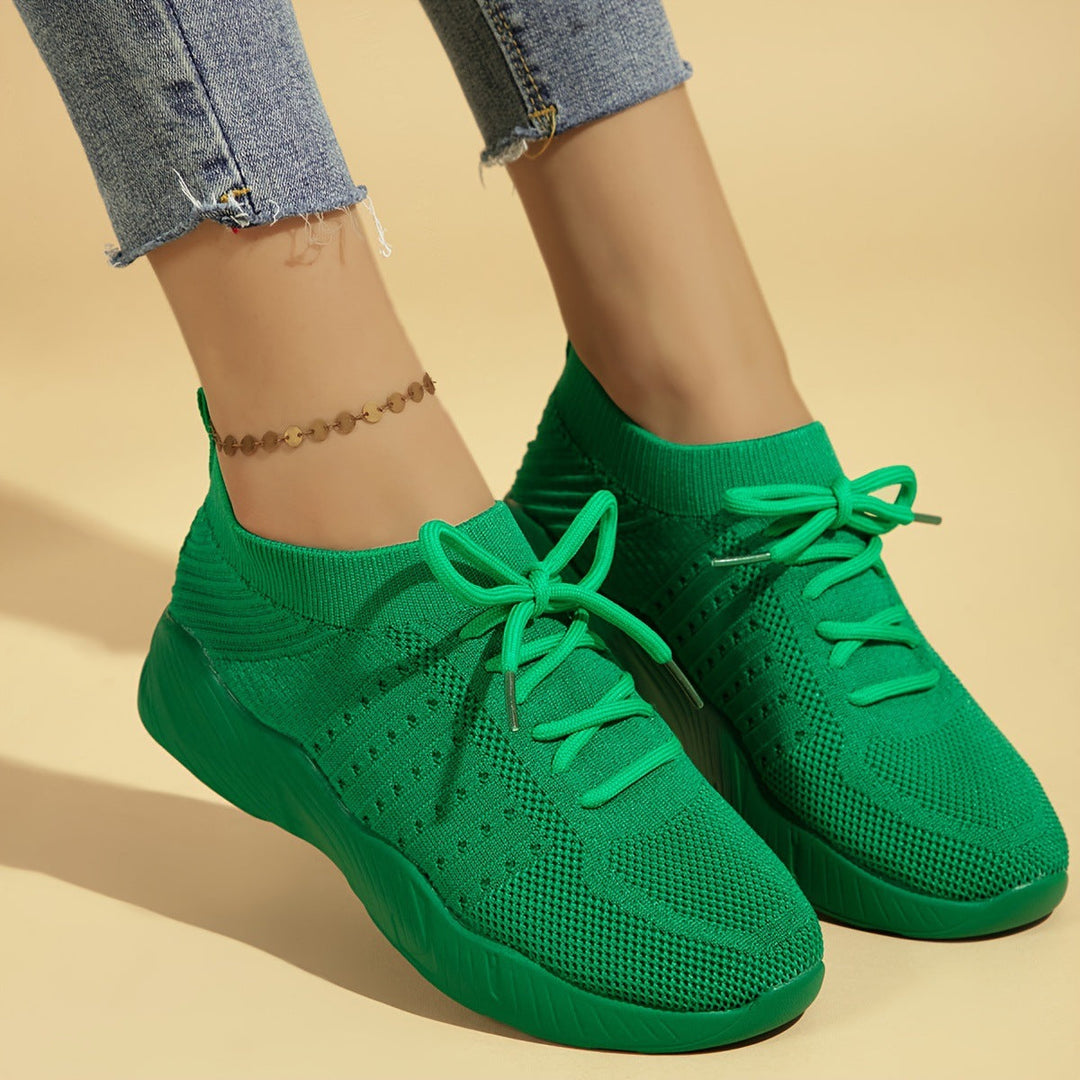 Wygodne damskie sneakersy wsuwane, z modną falistą podeszwą i wkładką memory.