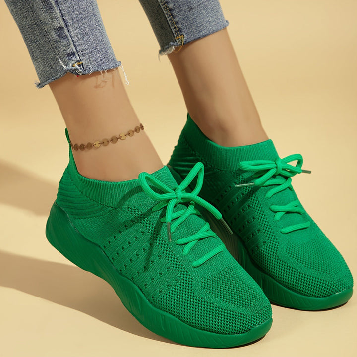 Wygodne damskie sneakersy wsuwane, z modną falistą podeszwą i wkładką memory.