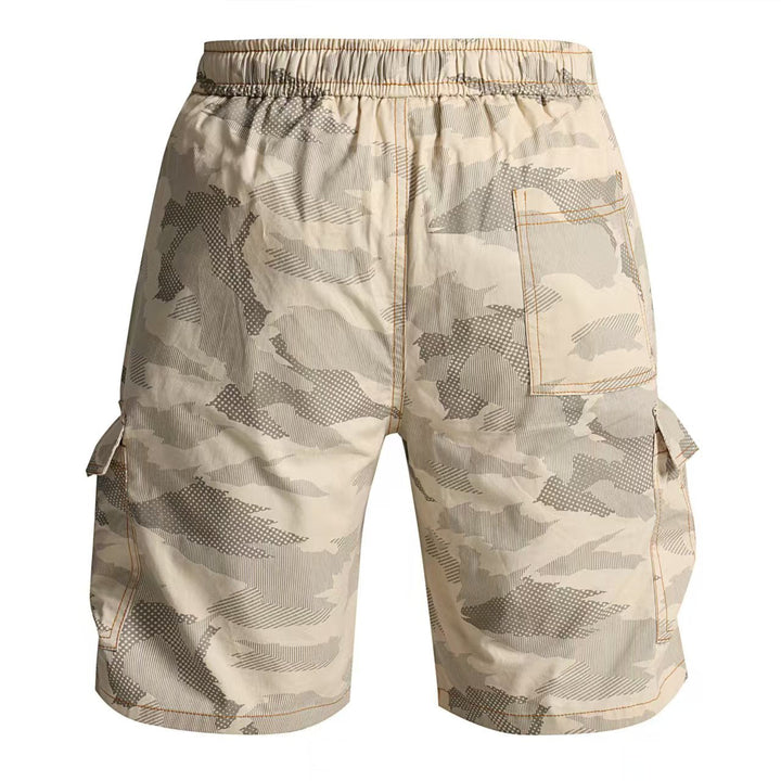Męskie szorty cargo relaxed fit w pełnej stylizacji letniej. Idealne na wakacje, podróże i relaks.
