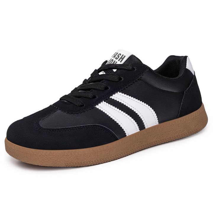 Zbliżenie na detale męskich sneakersów retro. Stylowe buty męskie z profilowaną podeszwą.