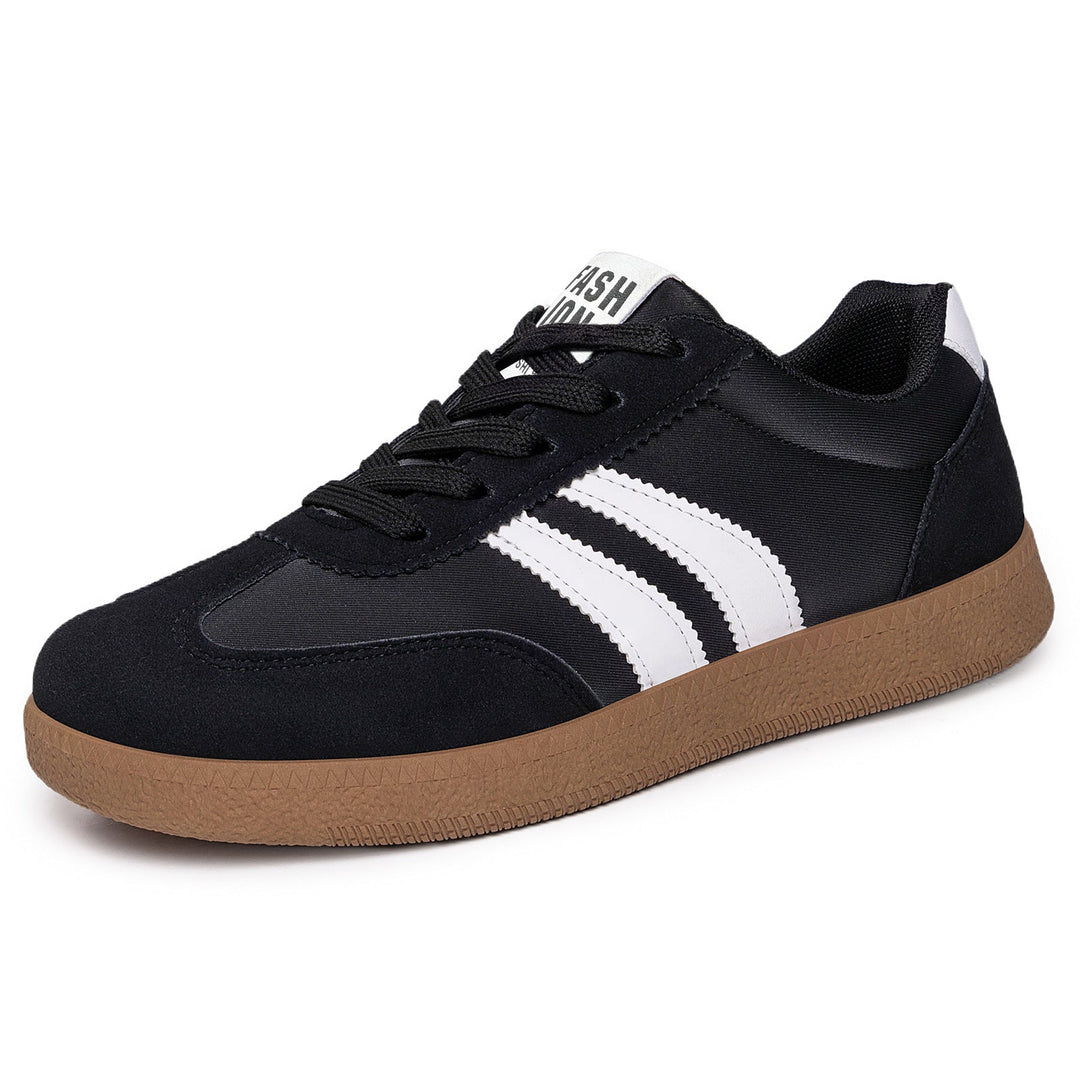 Tylny widok na męskie sneakersy retro. Wygodne sportowe obuwie z profilowaną podeszwą.