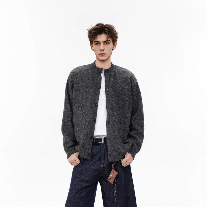 Wygodny męski sweter kardigan oversize z guzikami, luźny krój dla swobody ruchów, modny styl.