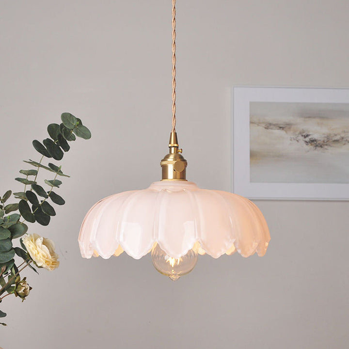 Lampa wisząca szklana, design vintage, przezroczysta, delikatne i efektowne oświetlenie wnętrz.