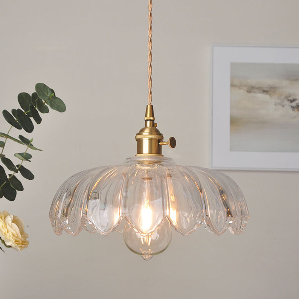 Nowoczesna lampa wisząca szklana do salonu, przezroczysta, eleganckie oświetlenie i dekoracja wnętrz.