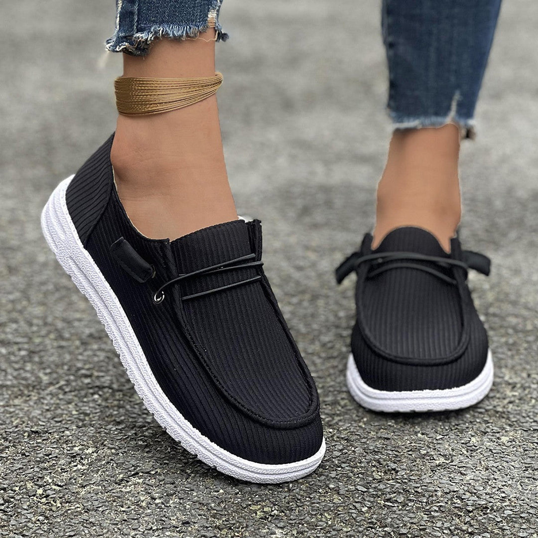 Minimalistyczne wsuwane sneakersy damskie, prążkowane. Komfortowe, lekkie obuwie.