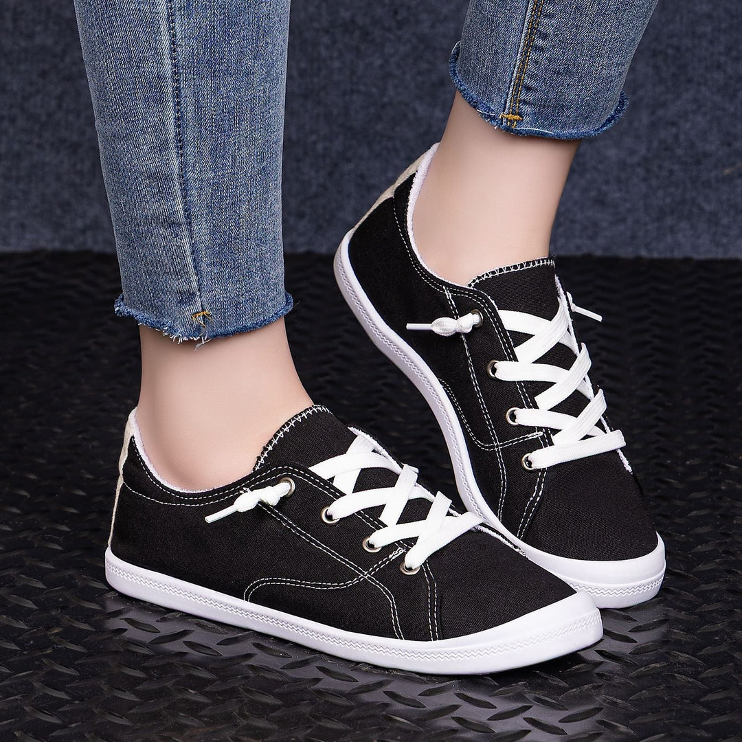 Damskie sneakersy low top z gumową podeszwą, idealne na co dzień. Wygodne obuwie miejskie.