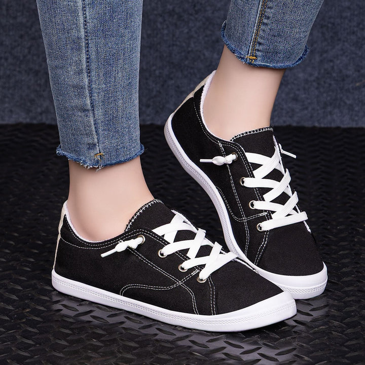 Damskie sneakersy low top z gumową podeszwą, idealne na co dzień. Wygodne obuwie miejskie.