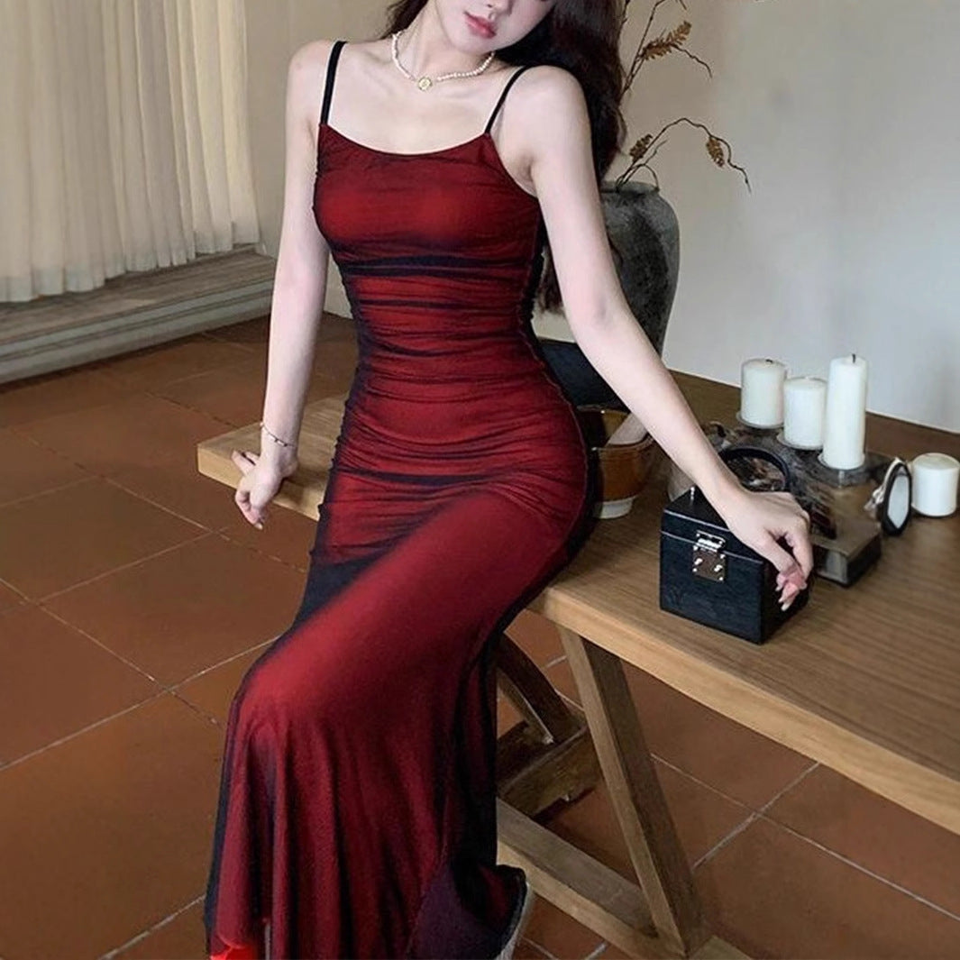 Elegancka niebieska sukienka maxi damska, dopasowana na ramiączkach, idealna na lato i wieczorne imprezy.