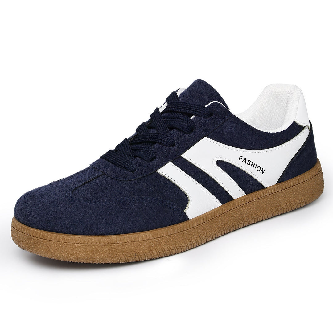 Detal męskich sneakersów retro: faktura cholewki i profilowanej gumowej podeszwy. Modne obuwie na co dzień.