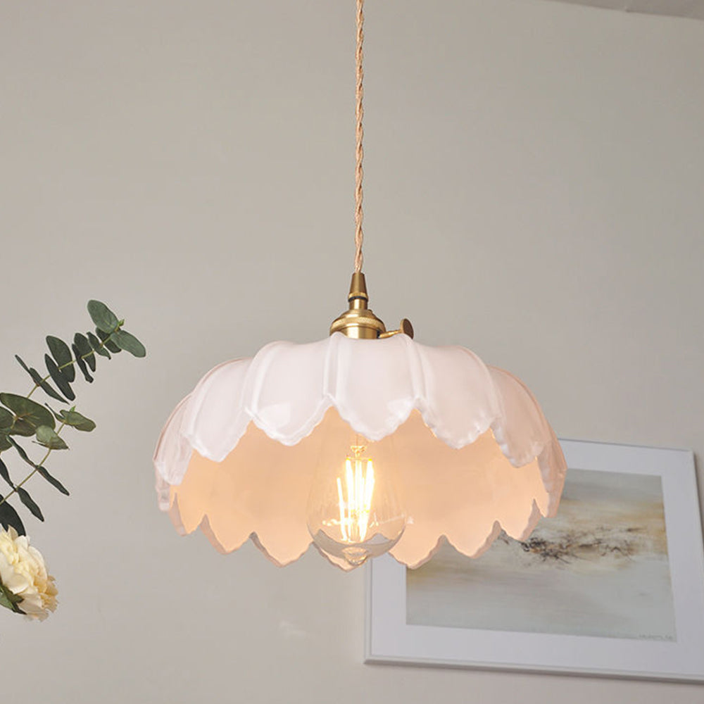 Szklana lampa wisząca do sypialni, przezroczysta, zapewniająca subtelne, relaksujące światło wieczorem.