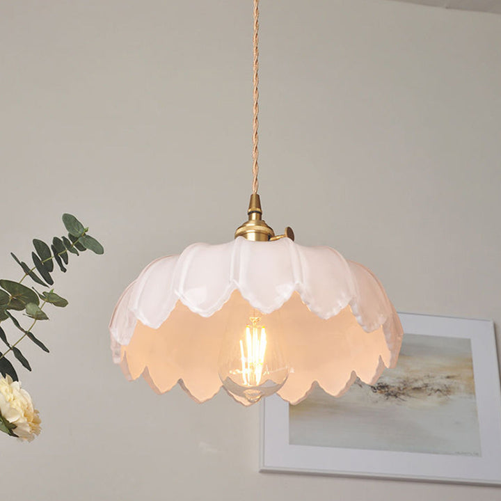 Szklana lampa wisząca do sypialni, przezroczysta, zapewniająca subtelne, relaksujące światło wieczorem.