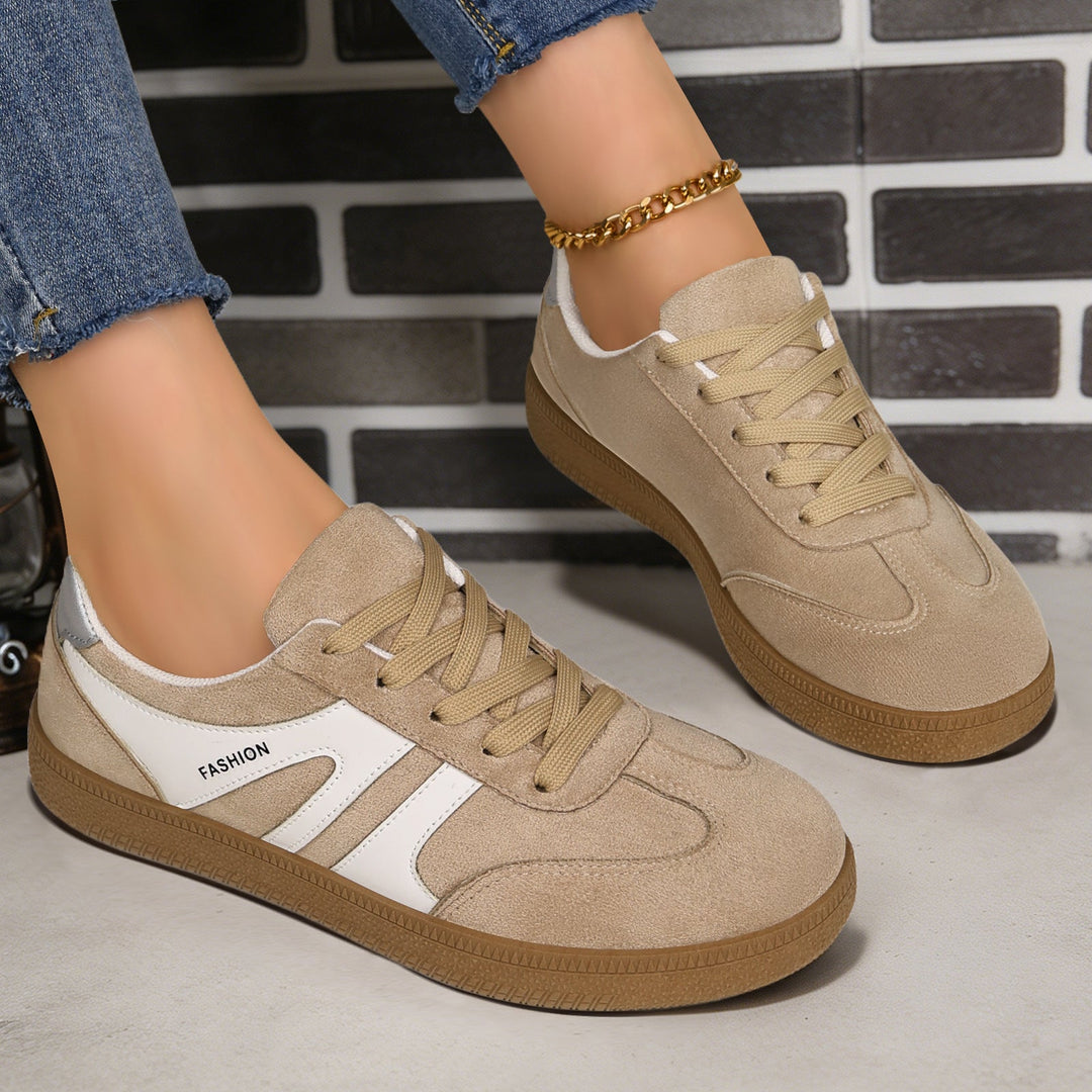 Męskie sneakersy retro z profilowaną gumową podeszwą, idealne jako wygodne obuwie miejskie na co dzień.