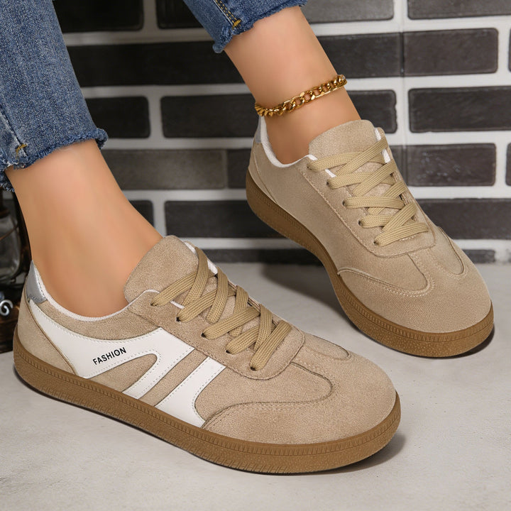 Męskie sneakersy retro z profilowaną gumową podeszwą, idealne jako wygodne obuwie miejskie na co dzień.
