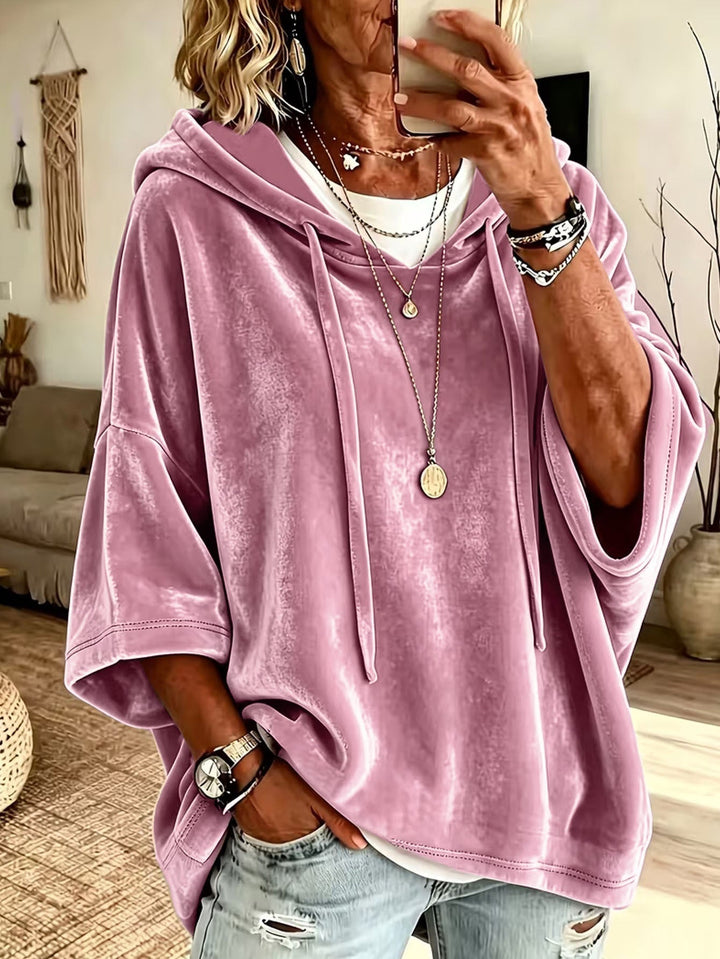 Trendy bluza damska oversize na letnie wieczory. Wygodna odzież z kapturem w modnym fasonie.