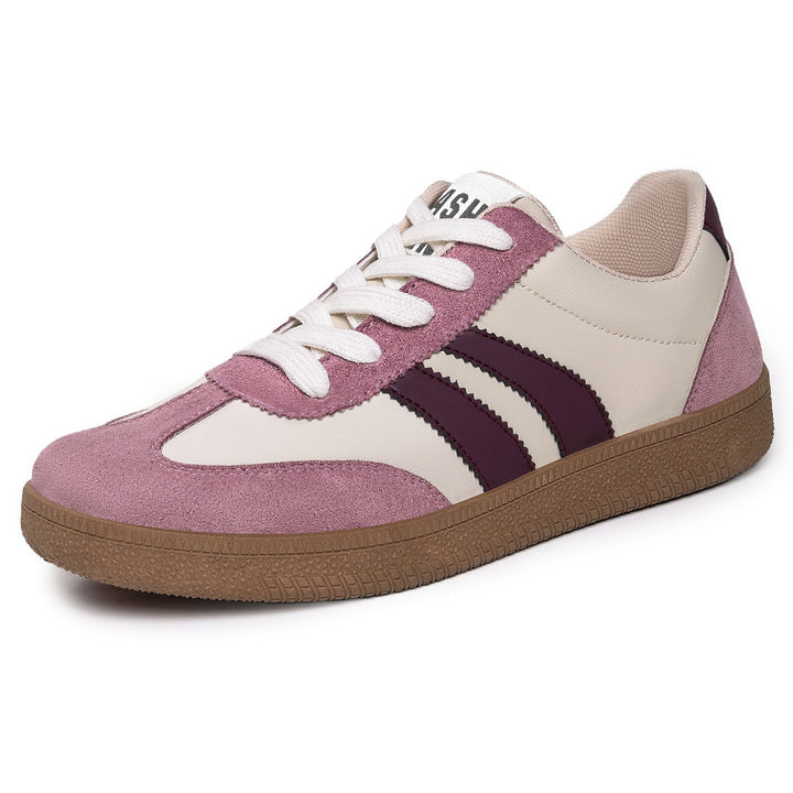 Para męskich sneakersów retro obok siebie. Stylowe buty męskie na co dzień z profilowaną podeszwą.