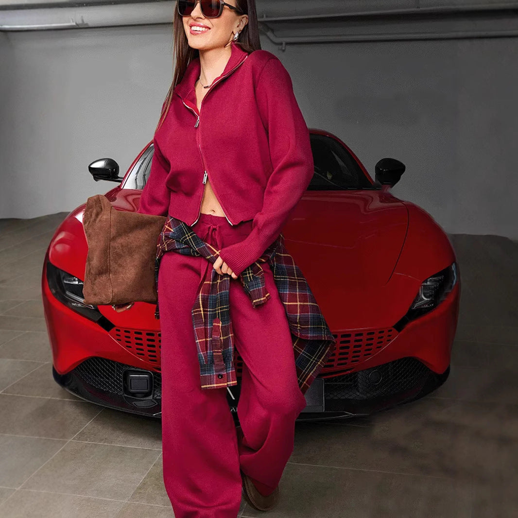 Modny zestaw loungewear: damskie spodnie z szerokimi nogawkami i krótki kardigan.