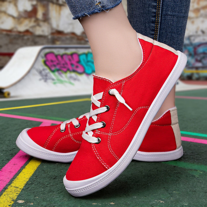 Modne damskie sneakersy casualowe, sznurowane, z komfortową gumową podeszwą.