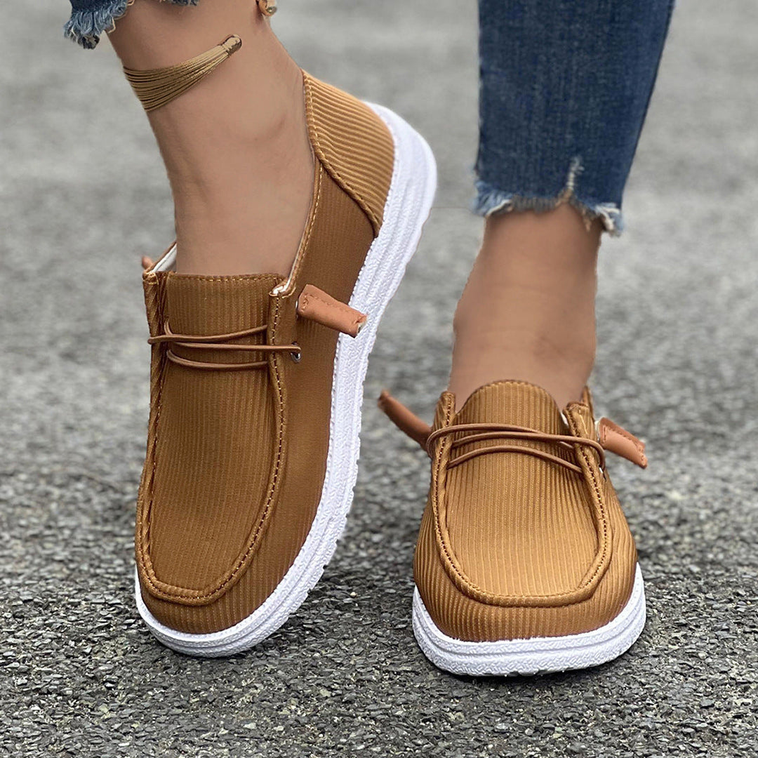 Stylowe damskie sneakersy wsuwane z prążkowanym wzorem. Komfortowe buty sportowe.