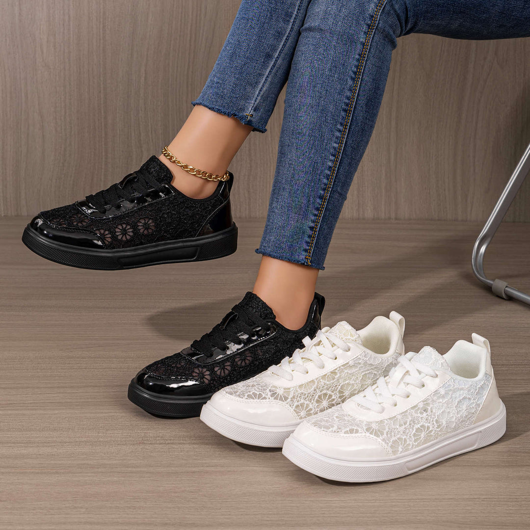 Czarne sneakersy damskie na platformie z elegancką koronką. Stylowe i komfortowe modne obuwie na co dzień.