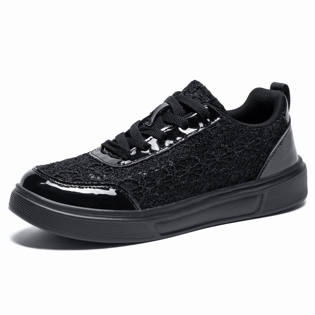 Białe sneakersy damskie na platformie z koronkowym wzorem na cholewce. Amortyzowana podeszwa dla komfortu.