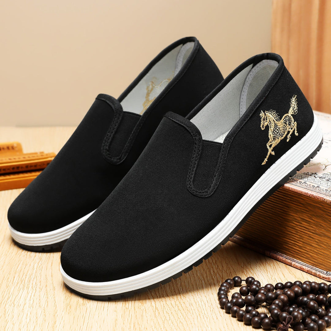 Wygodne wsuwane sneakersy damskie z haftem konia. Modne obuwie casualowe do miejskich stylizacji.