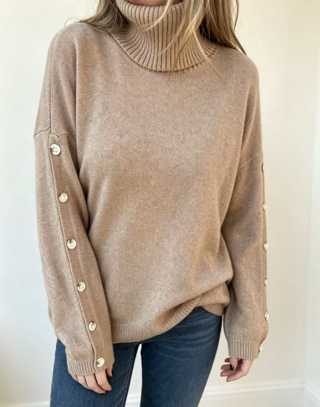 Sweter damski oversize z golfem, długi rękaw, z eleganckimi ozdobnymi guzikami.