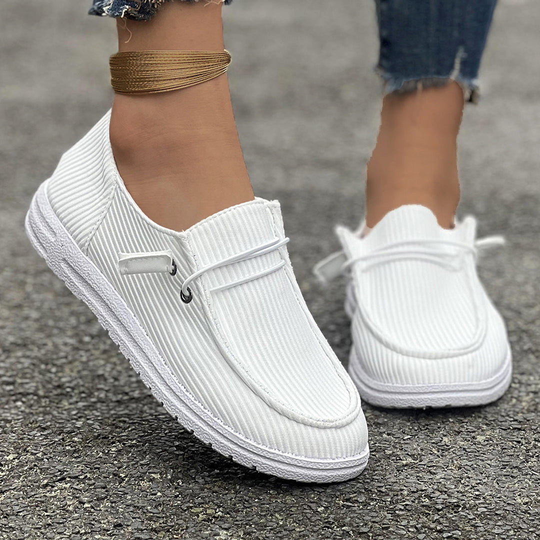 Nowoczesne damskie sneakersy wsuwane prążkowane. Lekkie, wygodne i modne buty do miasta.