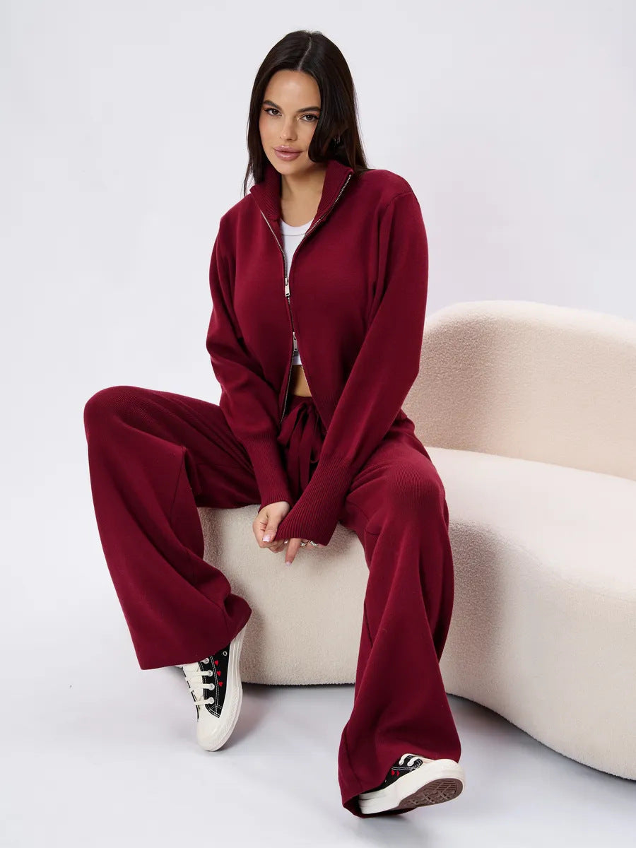 Damski zestaw loungewear, krótki kardigan i spodnie z szerokimi nogawkami. Komfortowy i stylowy.