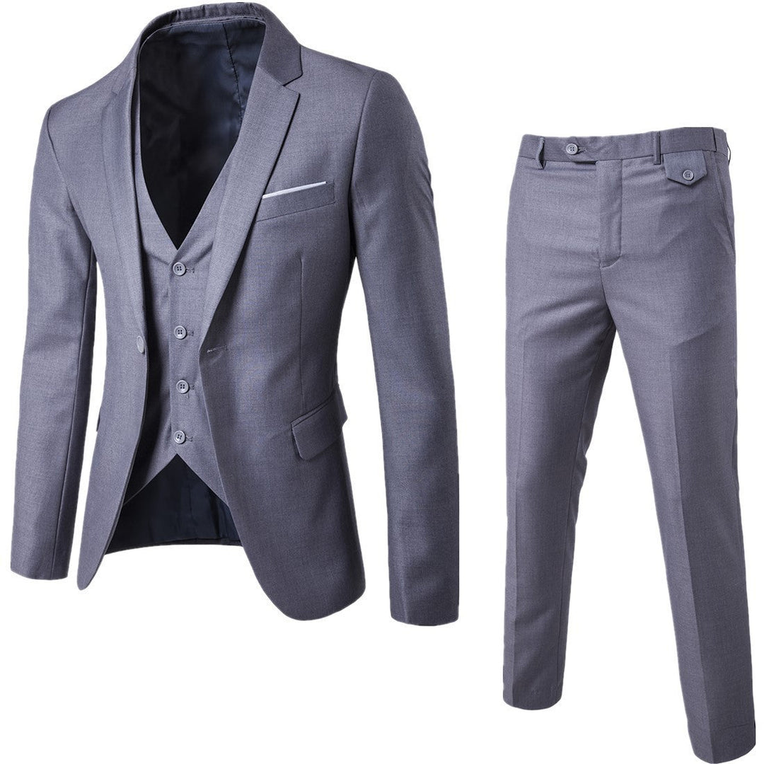 Trzyczęściowy garnitur męski slim fit. Elegancki i formalny strój biznesowy lub na ślub.