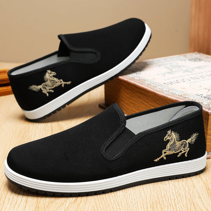 Stylowe obuwie damskie: wsuwane sneakersy z motywem haftowanego konia. Wygoda i miejski szyk na lato.