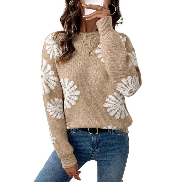 Modny sweter damski khaki z długim rękawem i barwnym kwiatowym wzorem. Wygodny, casualowy, na co dzień.