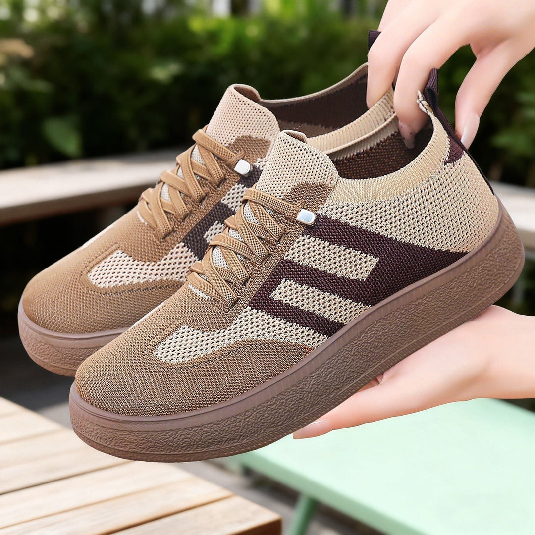 Lekkie i wygodne damskie sneakersy na platformie, widok z boku. Obuwie casualowe dla kobiet.