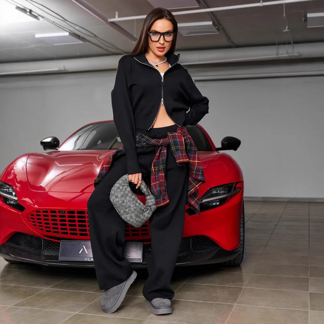 Beżowy komplet casual z szerokimi nogawkami i krótkim kardiganem. Komfort i styl.
